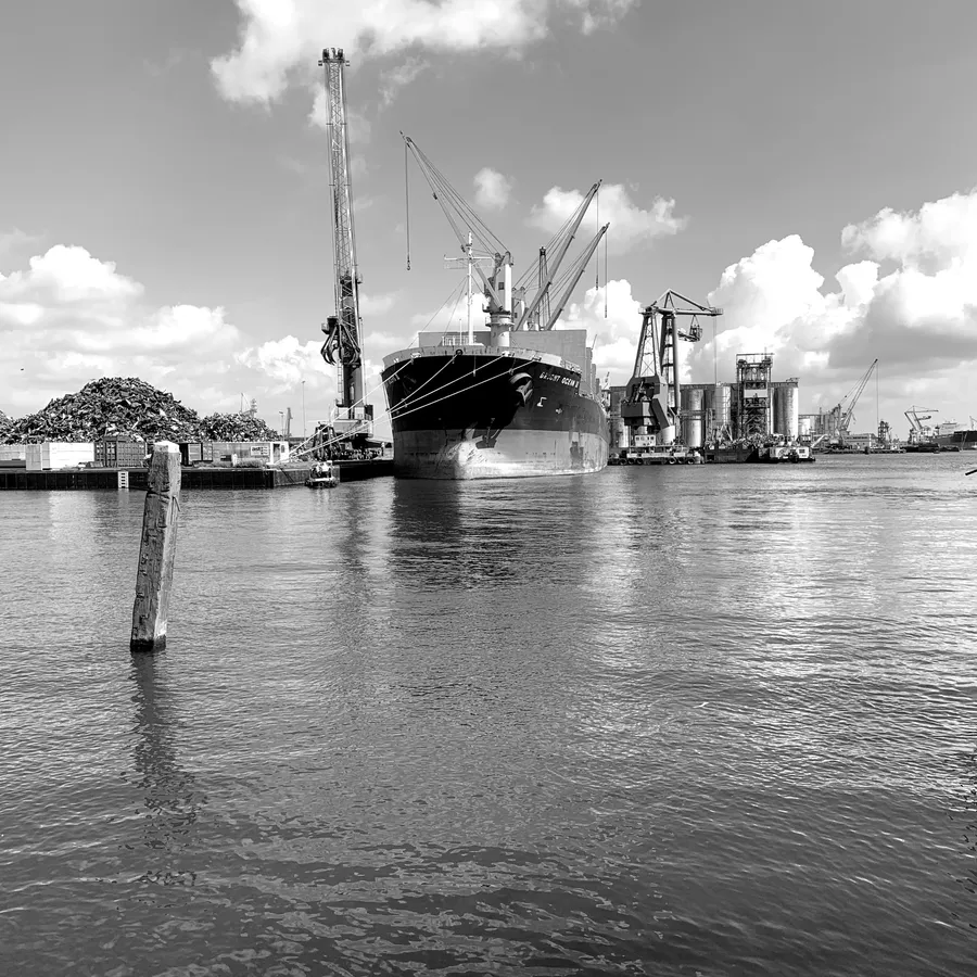 Coastal and deepsea vessel